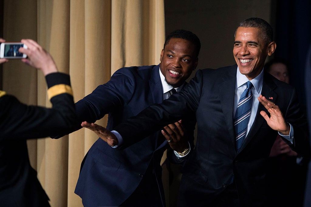 Obama strikes the Heisman pose with Heisman Trophy winner Derrick Henry Obama strikes the Heisman pose with Heisman Trophy winner Derrick Henry