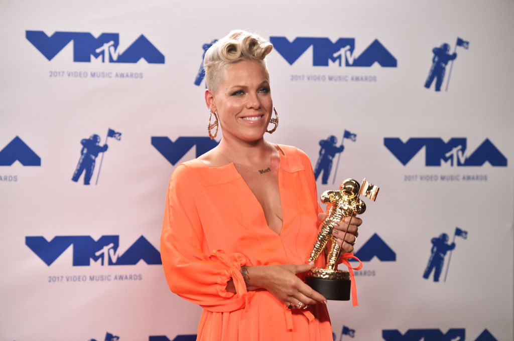 Michael Jackson Video Vanguard Award recipient Pink poses in the press room during the 2017 MTV Video Music Awards at The Forum on August 27, 2017 in Inglewood, California.