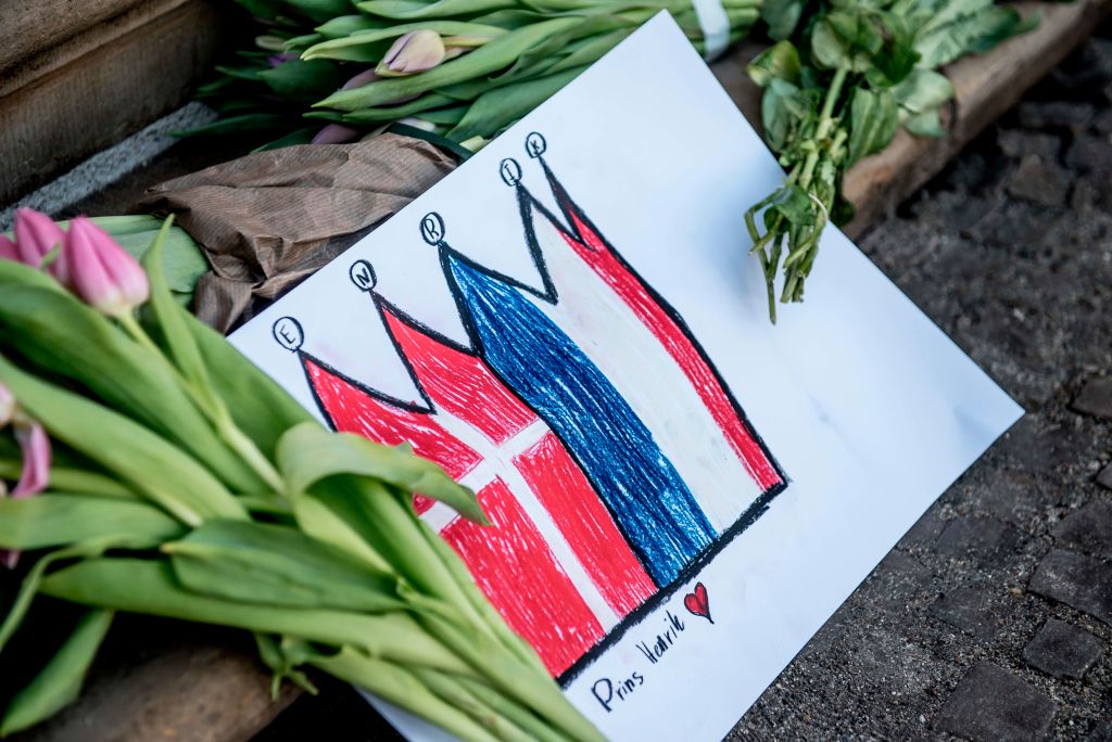 Flower and a sign after the death of Prince Henrik
