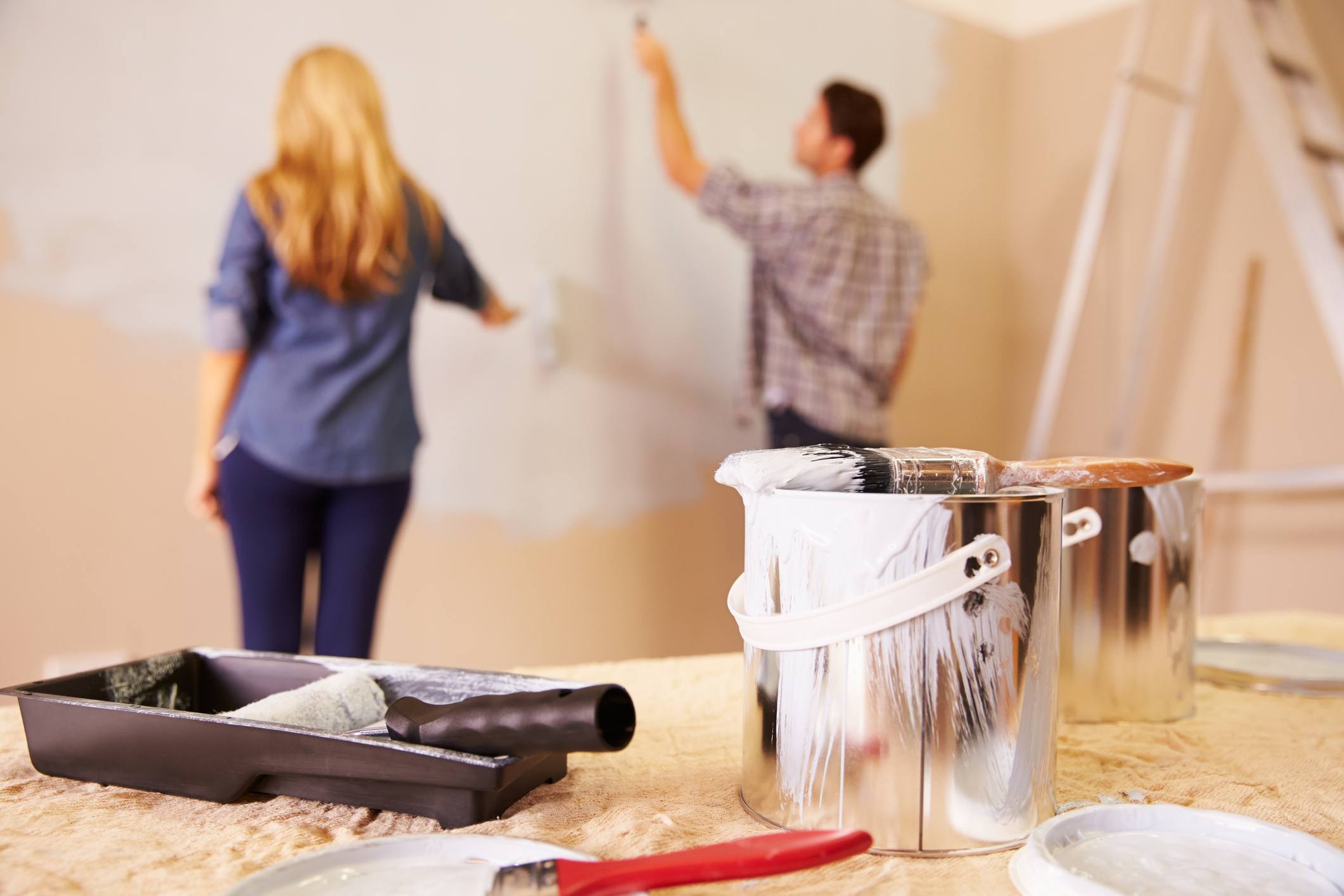 sala de Decoração de casal usando rolos de tinta na parede