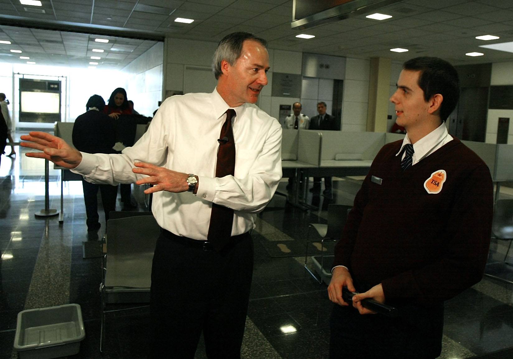 Undersecretary for Border and Transportation Security Asa Hutchinson (L) talks to a Transportation Security Administration