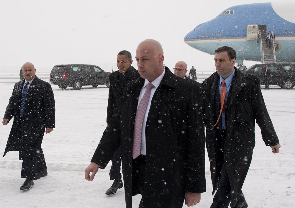 US President Barack Obama (C), surrounded by Secret Service agents