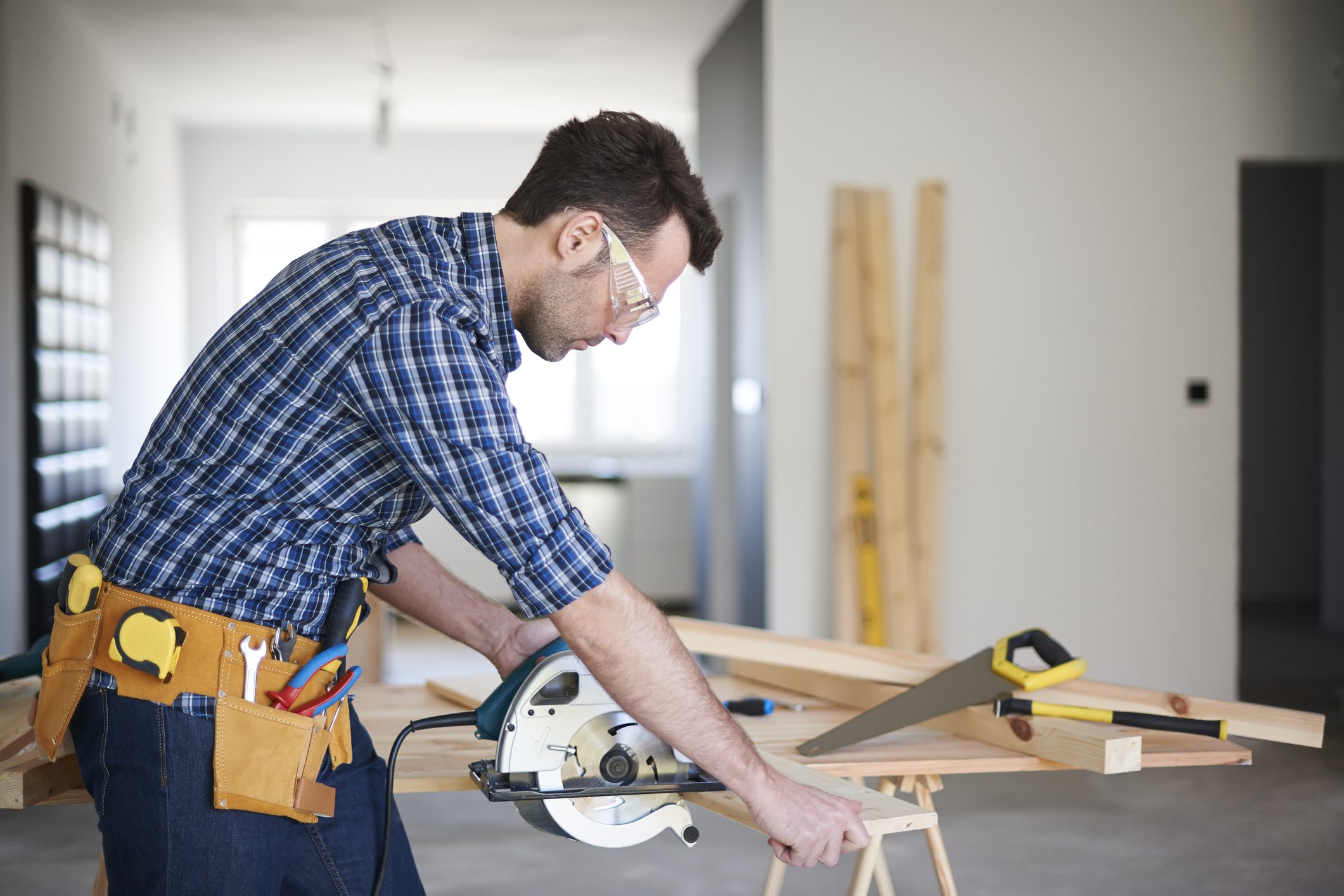 のこぎりを使用して建設労働者や請負業者