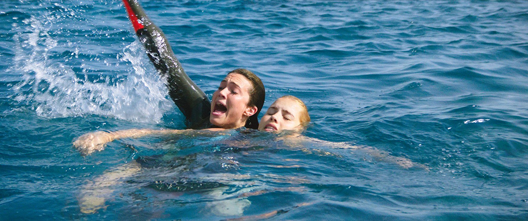 Mandy Moore and Claire Holt in 47 Meters Down