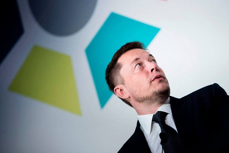 Shot of Elon Musk speaking to a crowd in 2017