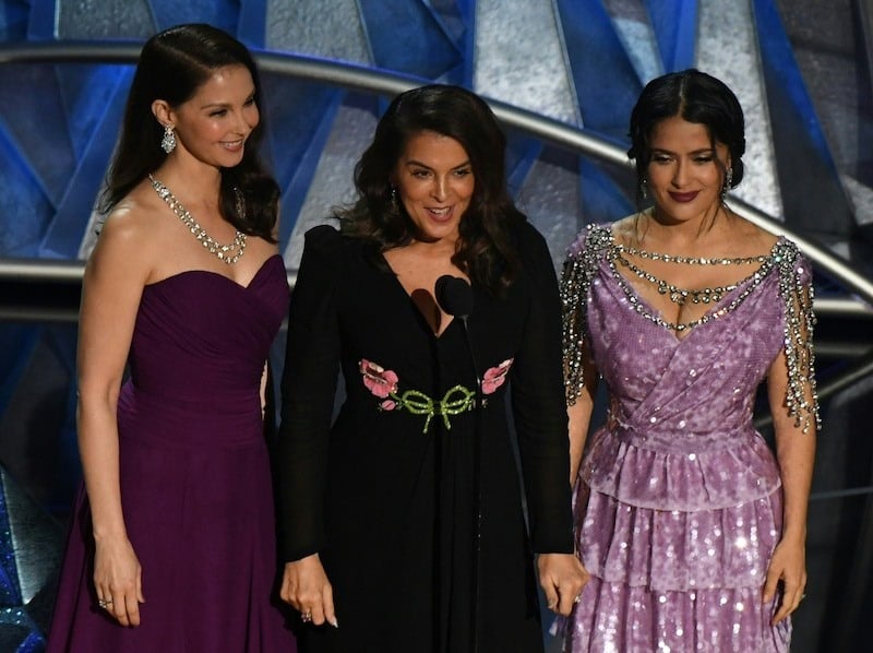 (FromL) Actress Ashley Judd, US-Italian actress Annabella Sciorra and Mexican-Lebanese actress Salma Hayek deliver a speech about sexual harassment in the entertainment industry during the 90th Annual Academy Awards show on March 4, 2018 in Hollywood, California. / AFP PHOTO / Mark RALSTON (Photo credit should read MARK RALSTON/AFP/Getty Images) (FromL) Actress Ashley Judd, US-Italian actress Annabella Sciorra and Mexican-Lebanese actress Salma Hayek deliver a speech about sexual harassment in the entertainment industry during the 90th Annual Academy Awards show on March 4, 2018 in Hollywood, California. / AFP PHOTO / Mark RALSTON (Photo credit should read MARK RALSTON/AFP/Getty Images)
