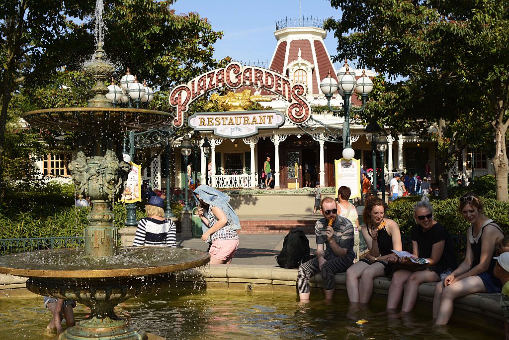 Going-for-a-swim people with legs in fountain