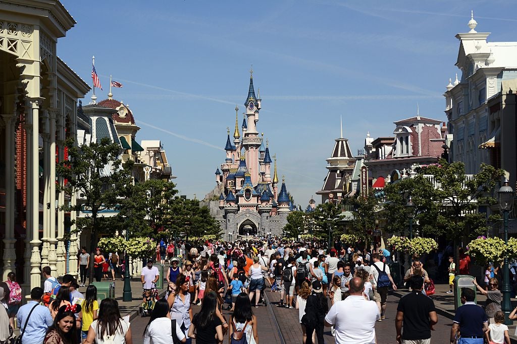 nappropriate-behavior Disney park