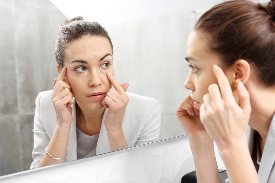 Looking-in-mirror Looking-in-mirror