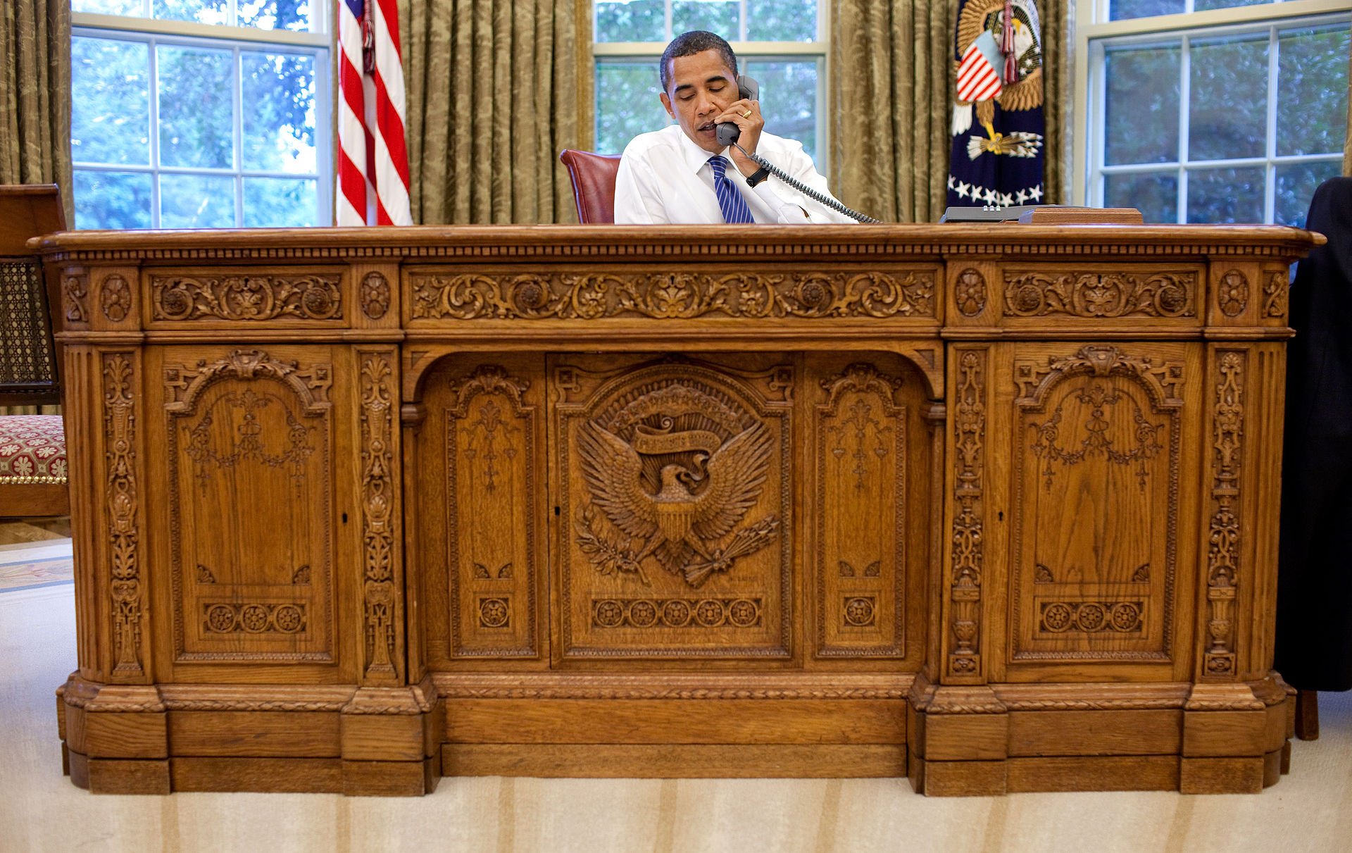 Obama Oval Office resolute desk