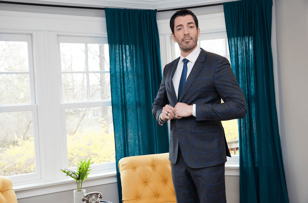 Drew Scott with yellow chairs