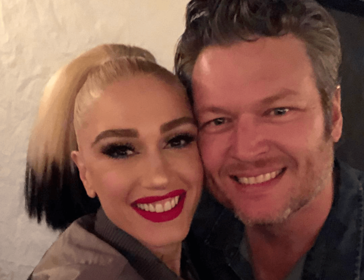 Gwen Stefani and Blake shelton smiling Gwen Stefani and Blake shelton smiling