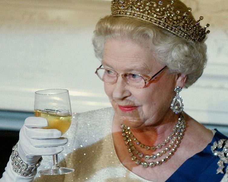 Queen Elizabeth II toasts US President George W. Bush after remarks at the start of a White House State Dinner for the British monarch and Prince Philip 07 May 2007 in Washington, DC.