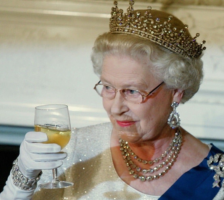 Queen Elizabeth II toasts US President George W. Bush after remarks at the start of a White House State Dinner for the British monarch and Prince Philip 07 May 2007 in Washington, DC. Queen Elizabeth II toasts US President George W. Bush after remarks at the start of a White House State Dinner for the British monarch and Prince Philip 07 May 2007 in Washington, DC.