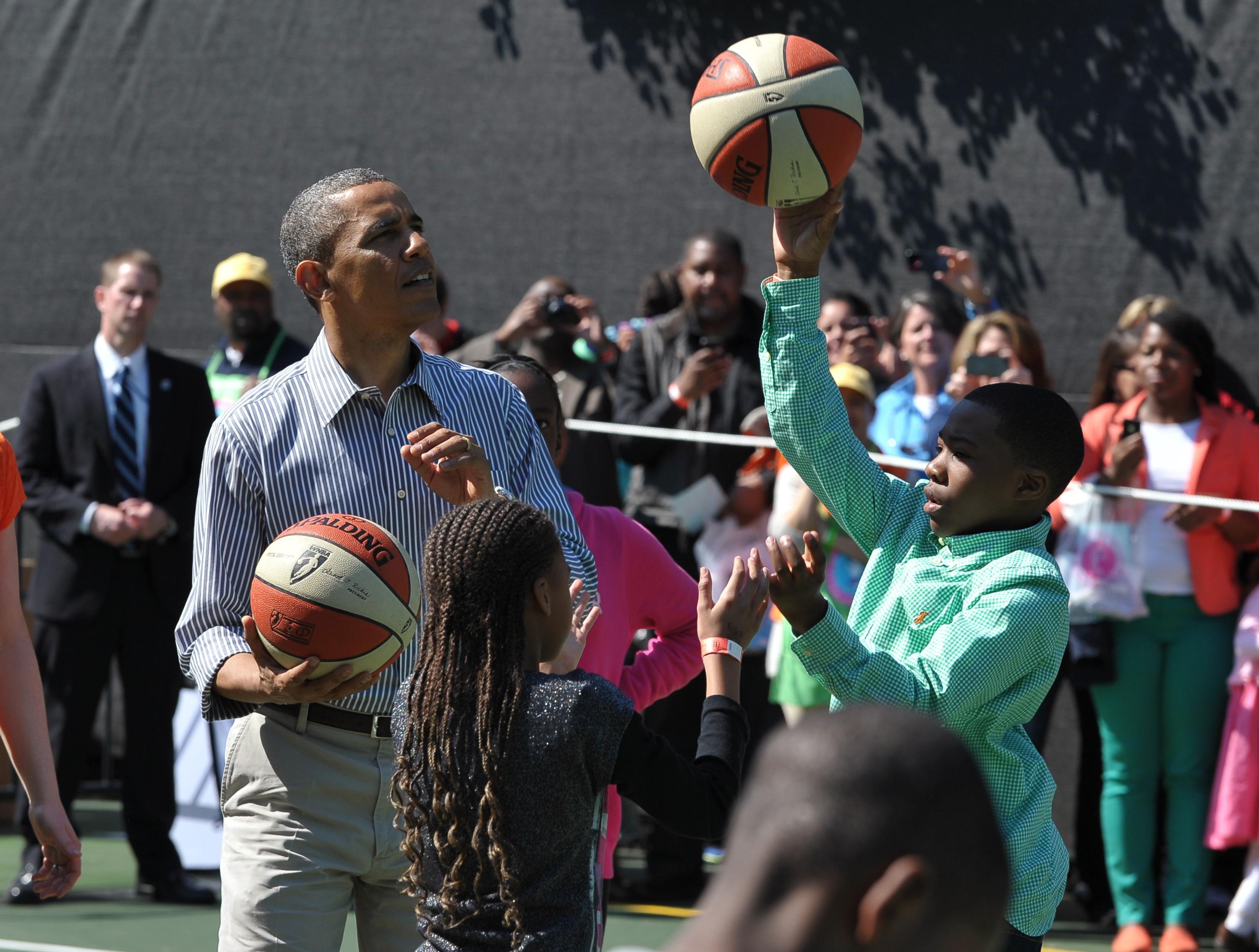 Barack Obama plays basketball with children on Eater