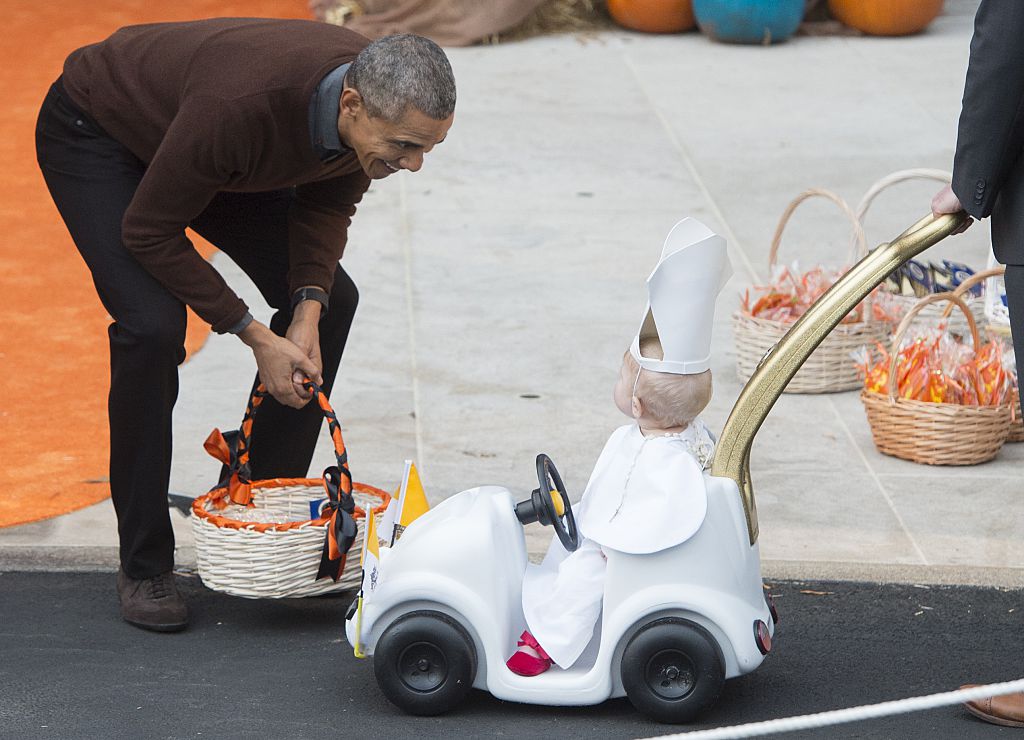 Barack Obama with child dressed as the pope for Halloween