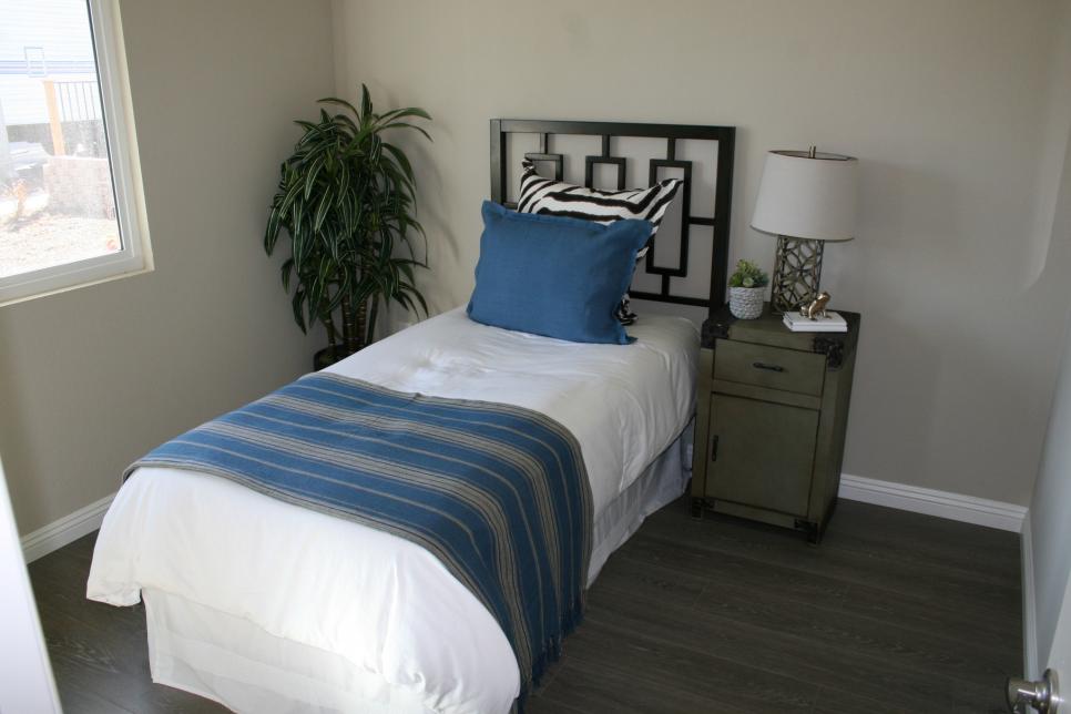 Flip or Flop tiny bedroom