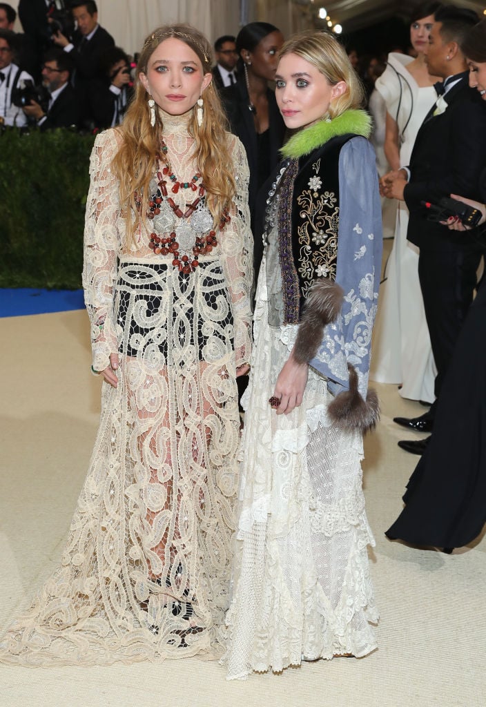 Mary Kate Olsen and Ashley Olsen in white dress Mary Kate Olsen and Ashley Olsen in white dress