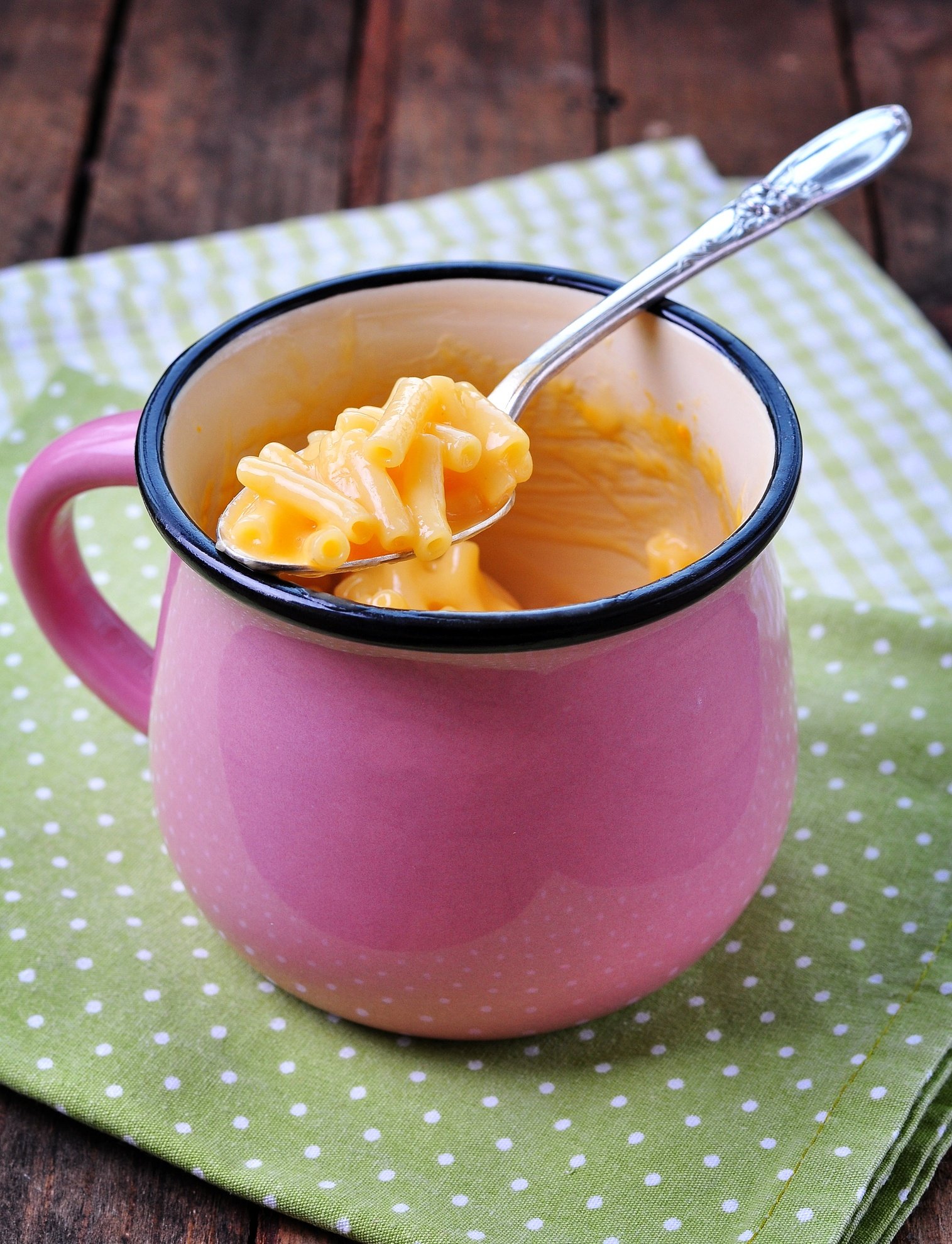 Deliziosi pasti in tazza. Mac formaggio cotto nel forno a microonde.