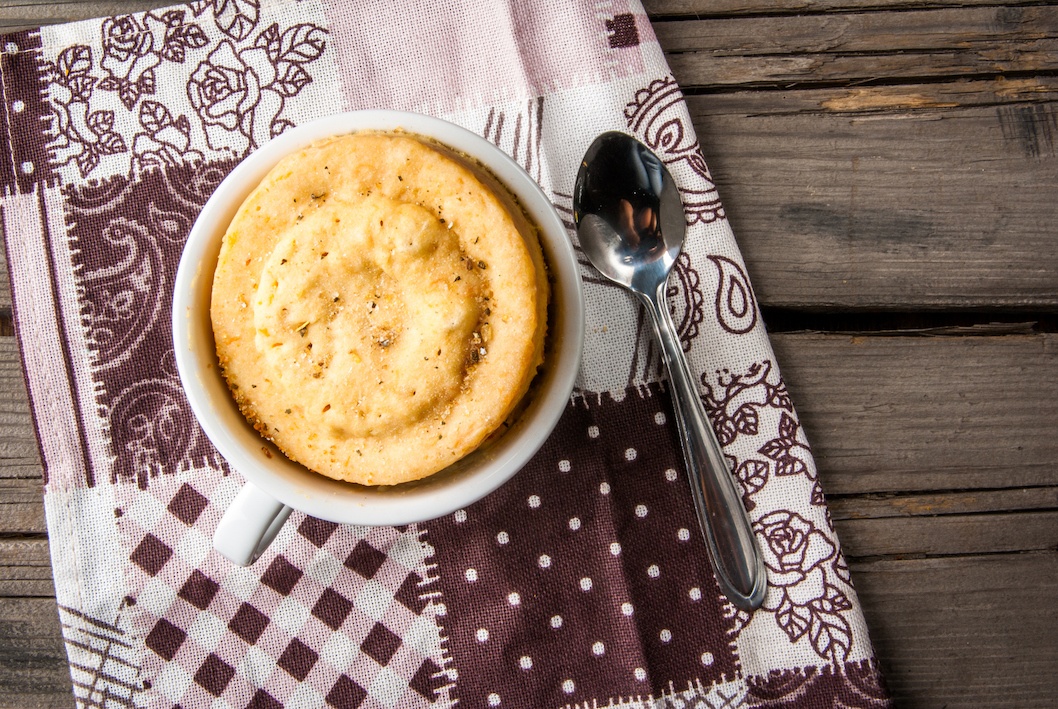 Pastel de taza sobre mesa de madera