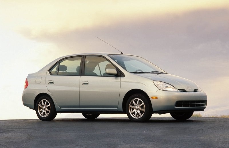 Front three-quarter view of 2001 Toyota Prius from passenger side