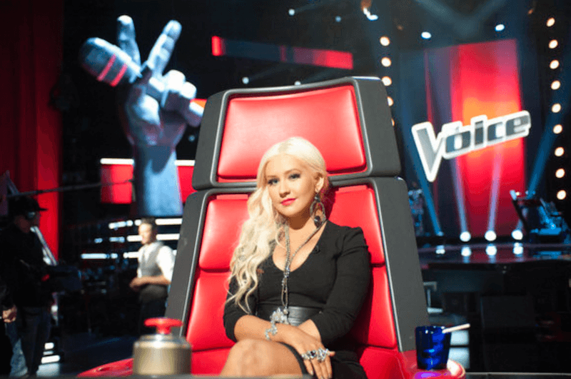 Christina Aguilera în scaunul ei roșu