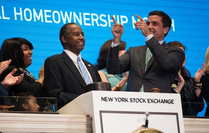 NEW YORK, NY - JUNE 12: U.S. Secretary of Housing and Urban Development Ben Carson (C), flanked by wife Candy Carson and Thomas Farley, president of the NYSE, rings the closing bell on the floor of the New York Stock Exchange (NYSE), June 12, 2017 in New York City. Carson rang the closing bell on Monday afternoon to highlight National Homeownership Month, a proclamation made by President Donald Trump.