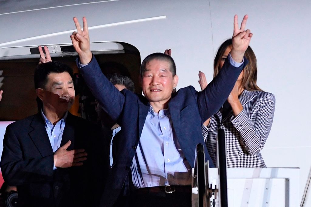 Kim Dong Chul north korean prisoner gives peace signs