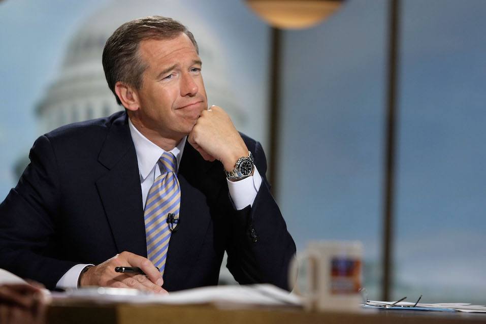 Moderator Brian Williams ogląda film, który składa hołd zmarłemu moderatorowi Timowi Russertowi