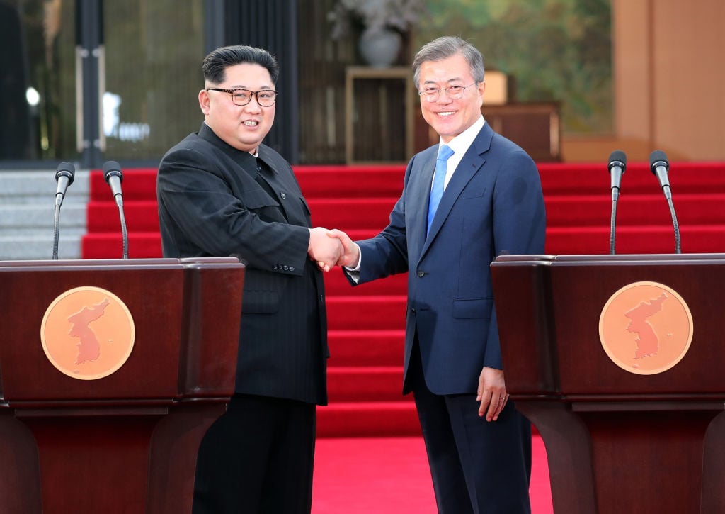 North Korean leader Kim Jong Un (L) and South Korean President Moon Jae-in (R) pose for photographs Inter-Korean Summit 2018