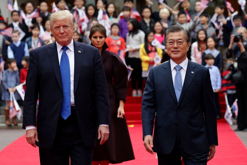Moon Jae-In and Trump pose for a picture