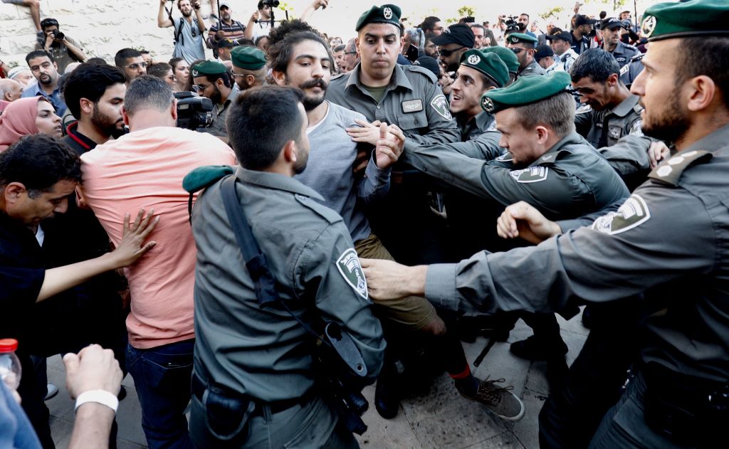 Israeli border guards push back Israeli Arab protestors