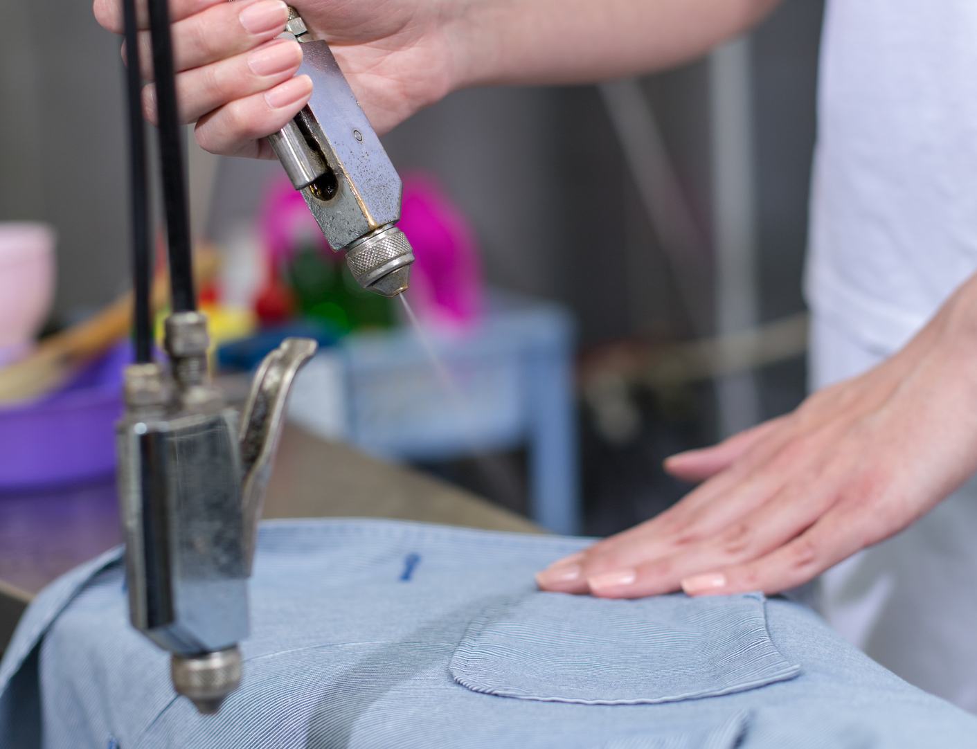 Cleaner laundry on steam cleaner in dry cleaner