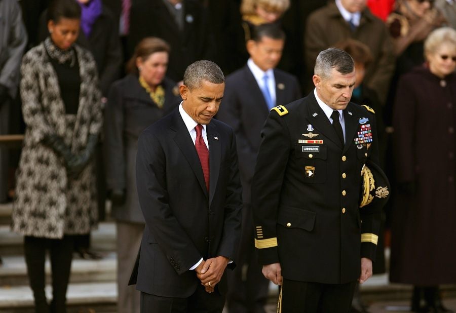President Barack Obama (C) and U.S. Army Maj. Gen. Michael Linnington, Commanding General of the National Capital Region Joint Force Headquarter
