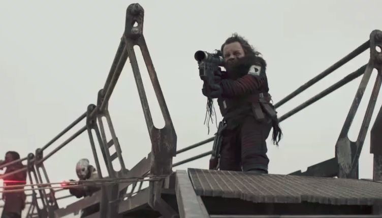 Warwick Davis holding a weapon in 'Solo: A Star Wars Story'.