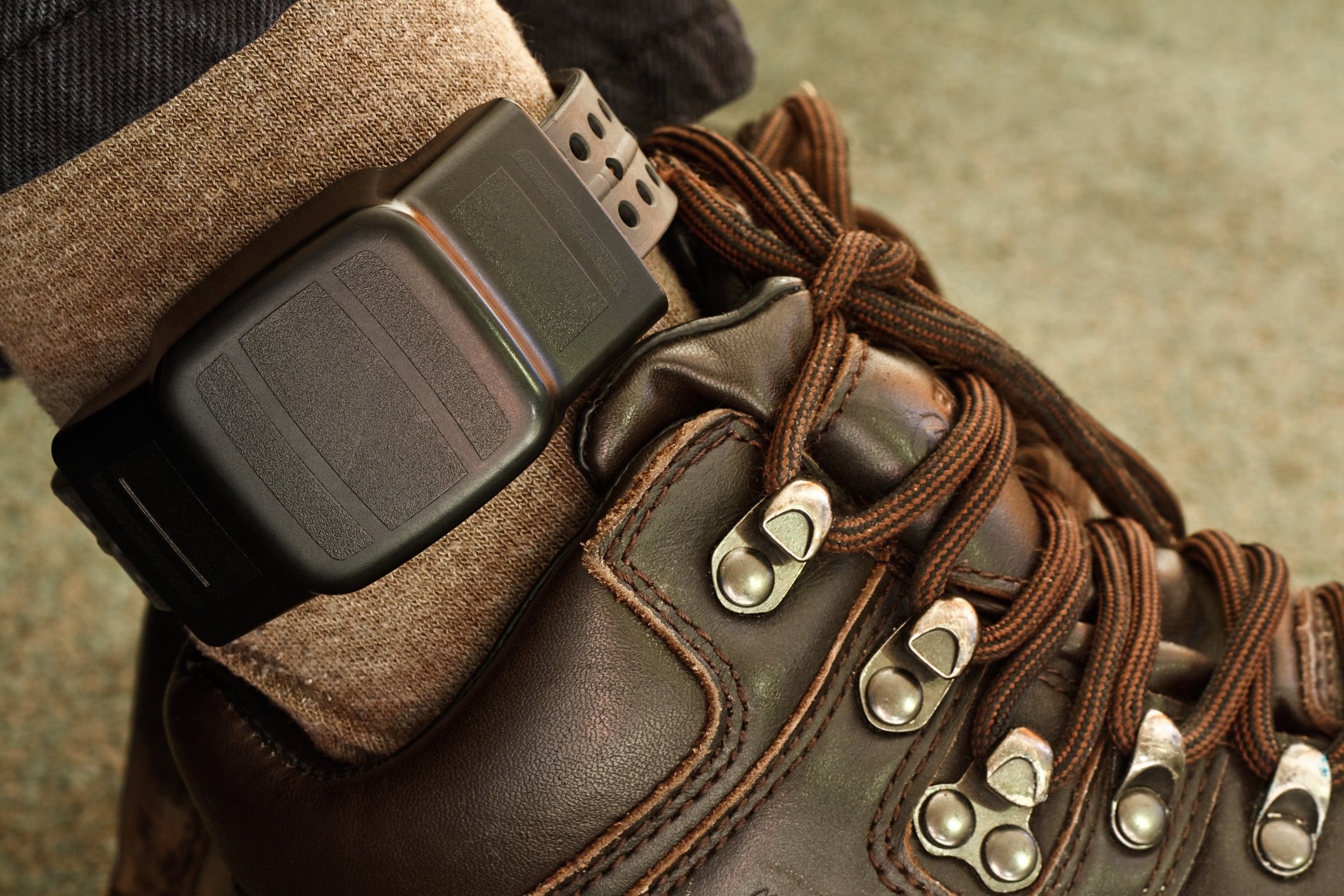 Electronic monitoring ankle bracelet