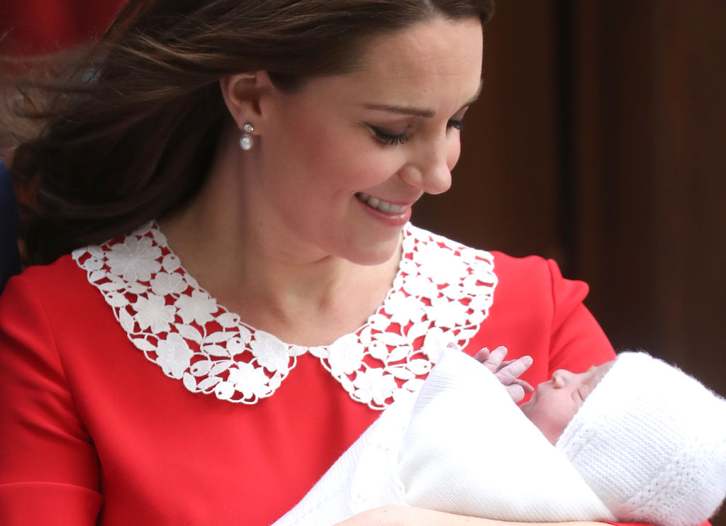 Catherine, Duchess of Cambridge departs the Lindo Wing with her newborn son Prince Louis of Cambridge at St Mary's Hospital on April 23, 2018 in London, England Catherine, Duchess of Cambridge departs the Lindo Wing with her newborn son Prince Louis of Cambridge at St Mary's Hospital on April 23, 2018 in London, England