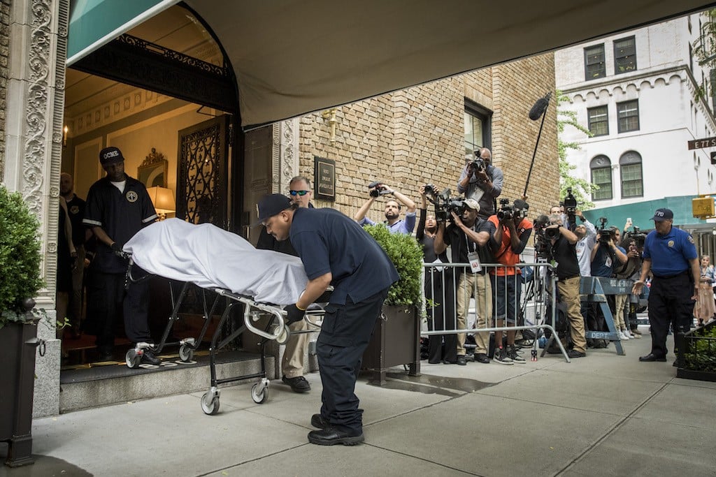 City workers carry the body of fashion designer Kate Spade out of her apartment building after she was found dead of an apparent suicide on June 5, 2018 in New York City City workers carry the body of fashion designer Kate Spade out of her apartment building after she was found dead of an apparent suicide on June 5, 2018 in New York City