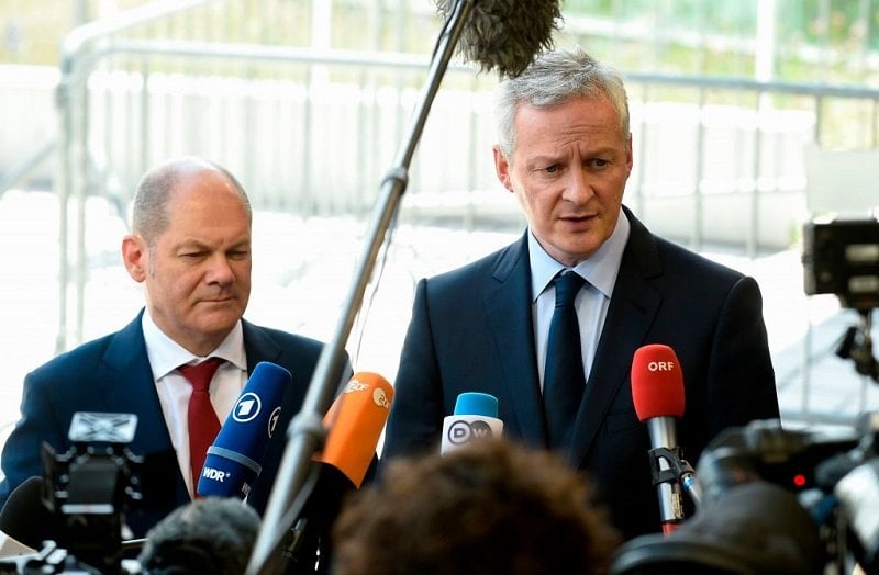 (LtoR) German Finance Minister Olaf Scholz and French Economy Minister Bruno Le Maire answer journalists' questions during a Eurogroup meeting at Senningen Castle in Luxembourg on June 21, 2018.