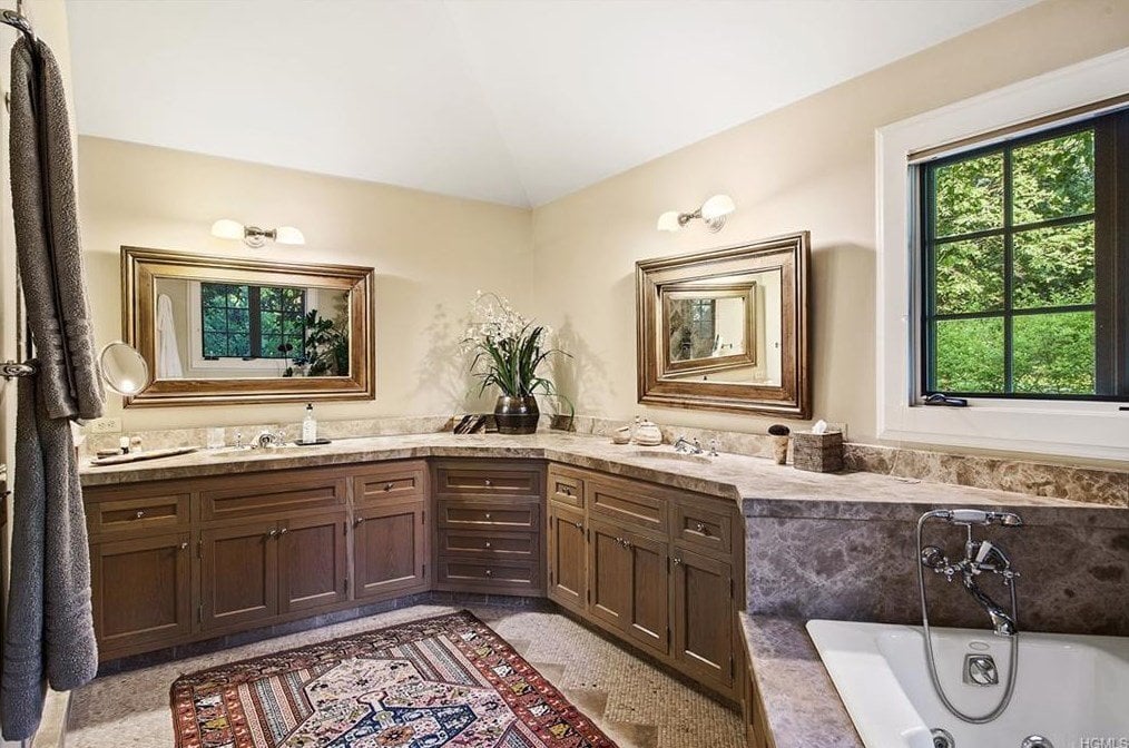 Tom Brokaw Master bathroom