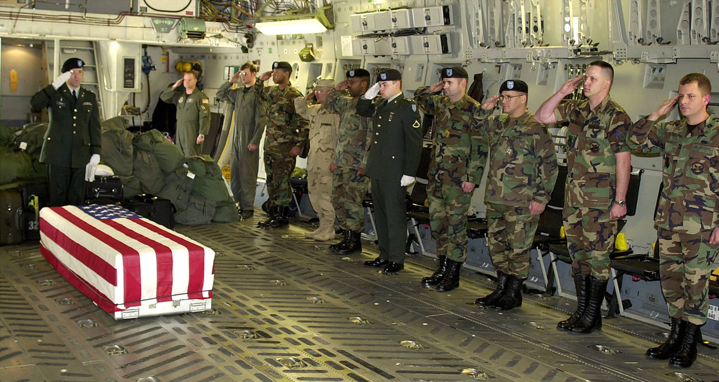 personalul militar își aduce omagiile subofițerului șef Matthew J Bourgeois 35 de soldați