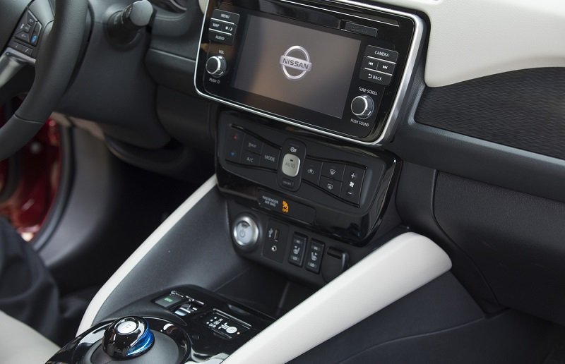 2018 Nissan Leaf tech suite