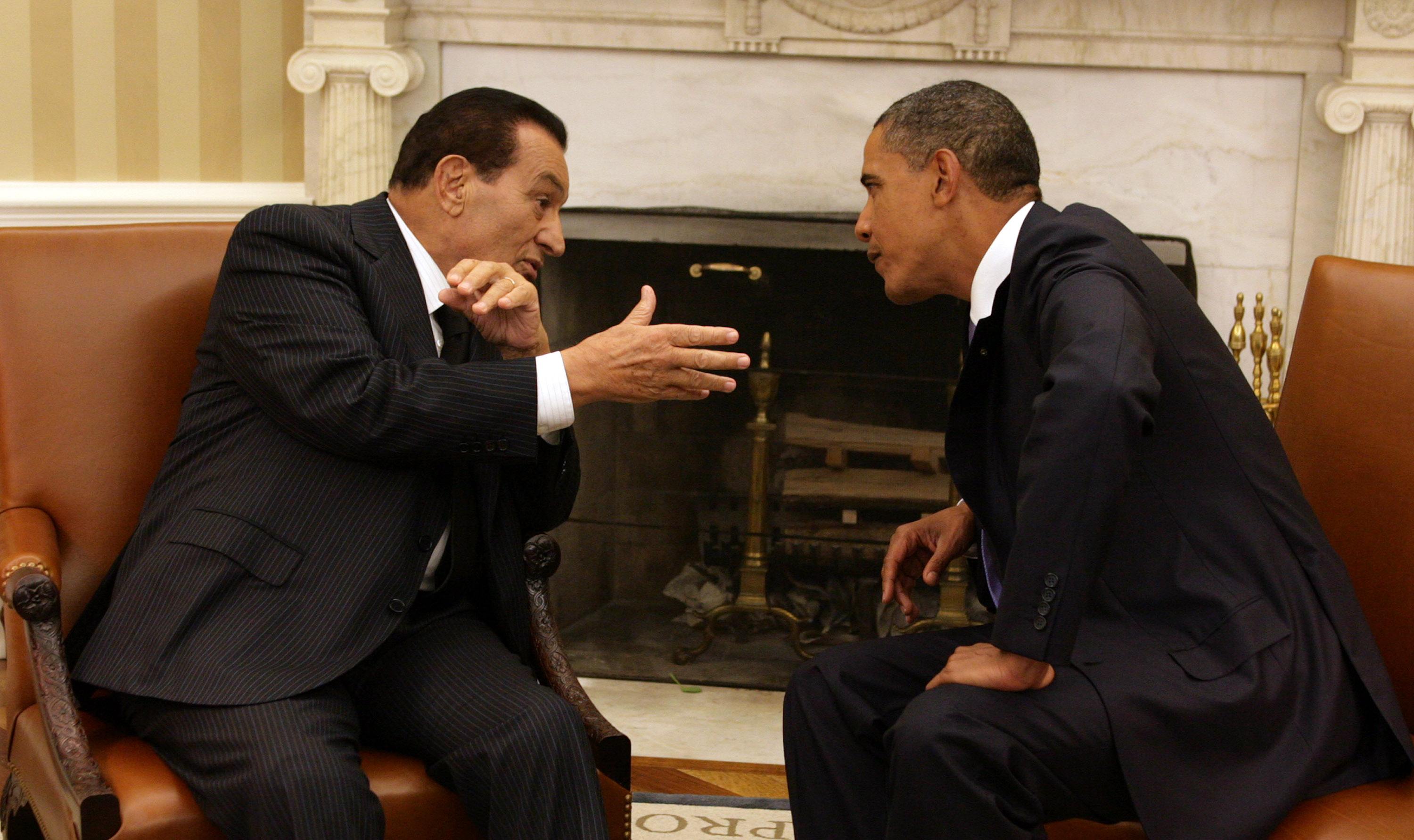 President Barack Obama (R) speaks with Egyptian President Hosni Mubarak