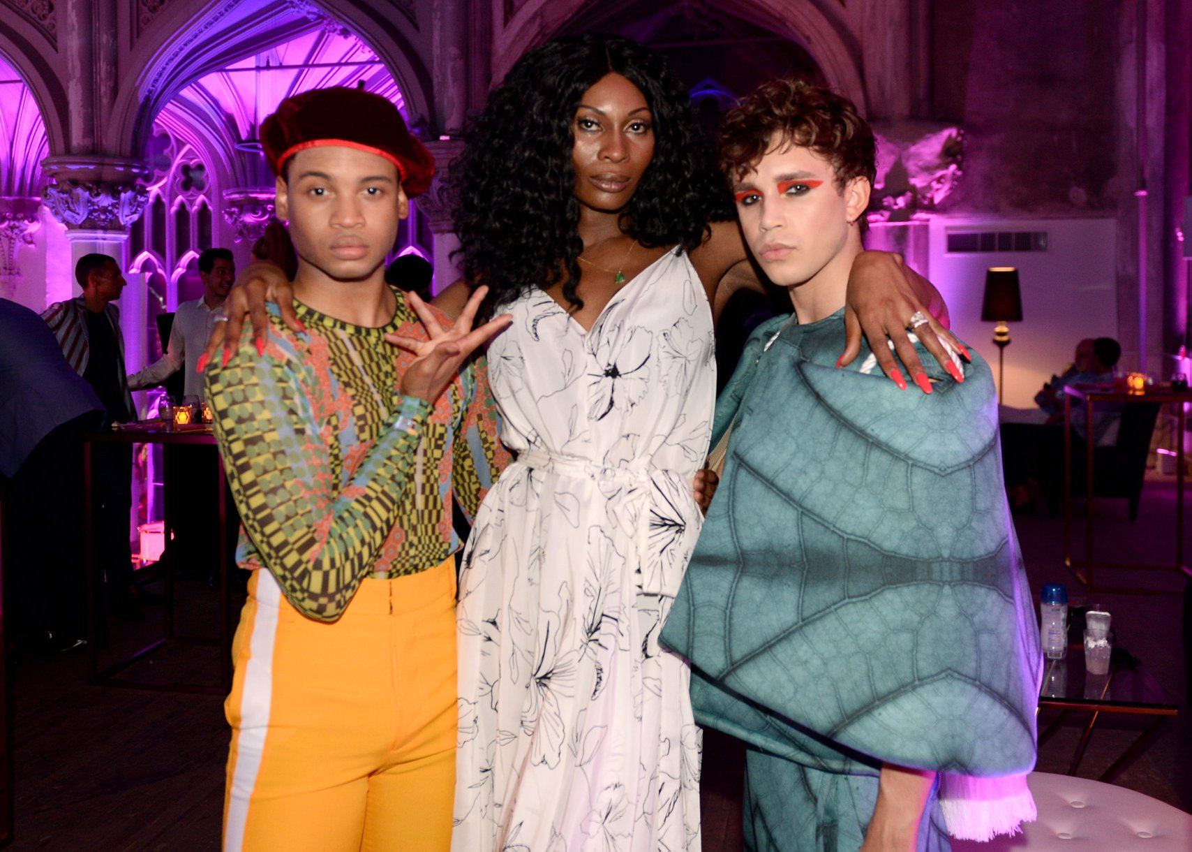 Pose cast