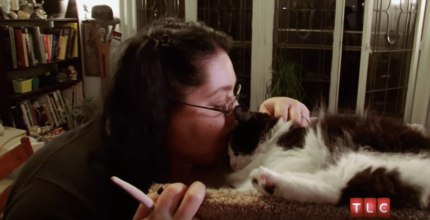 Lisa's addicted to licking her cat on "My Strange Addiction" Lisa's addicted to licking her cat on "My Strange Addiction"