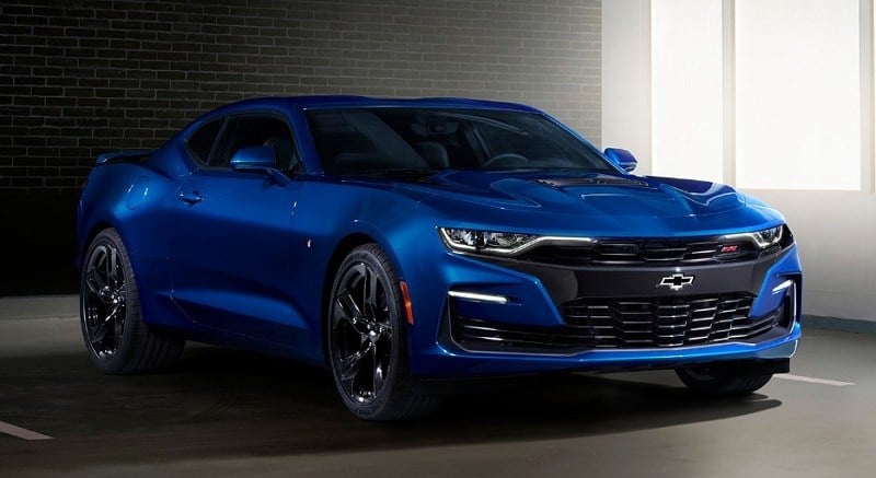2019 Camaro's front fascia features a “flowtie” open bowtie grille emblem and aero-enhancing air curtains, plus specific headlamps with new LED signature and extractor-style hood.