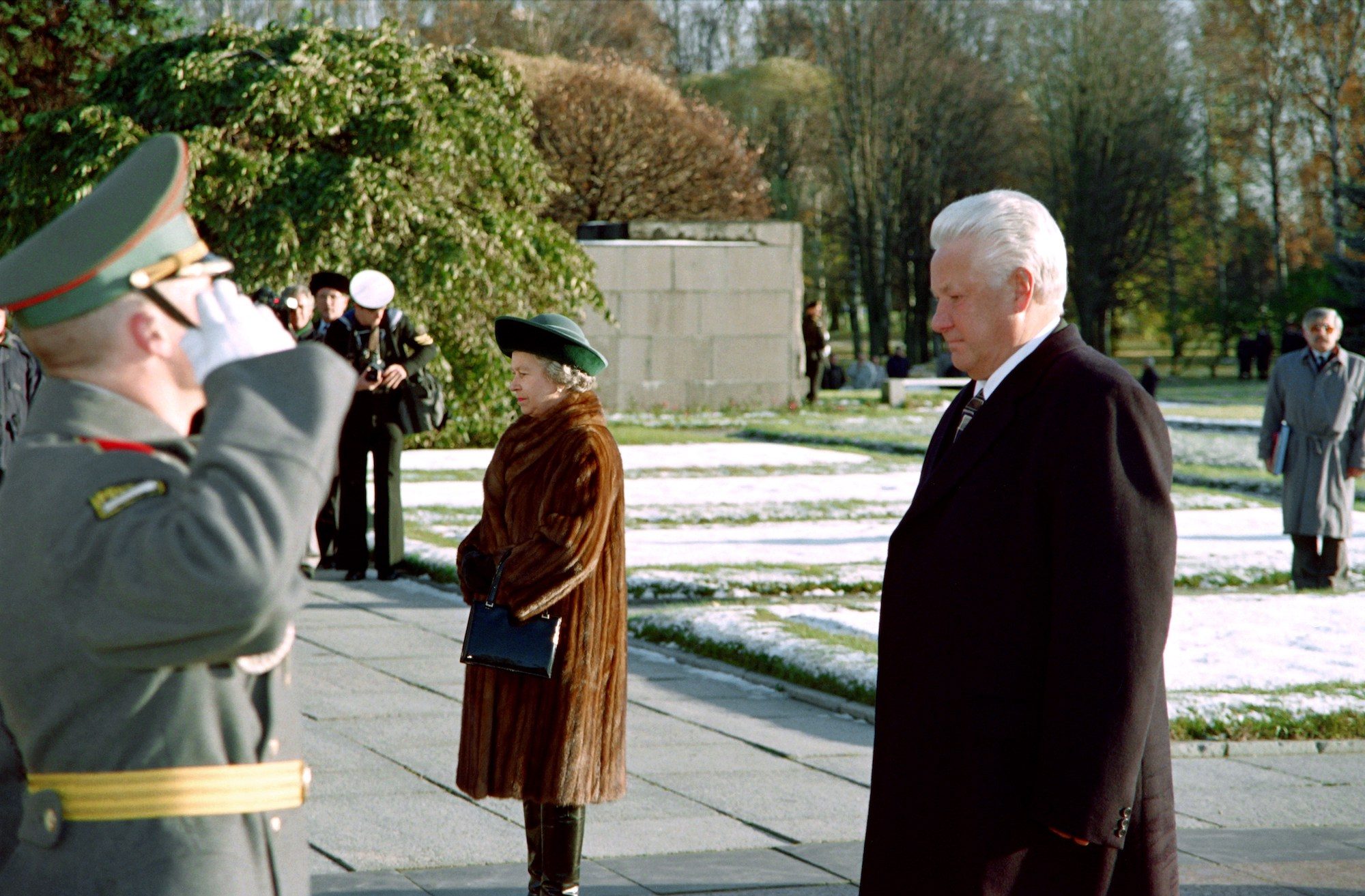 Boris Yeltsin and Queen Elizabeth II walk past a guard of honour