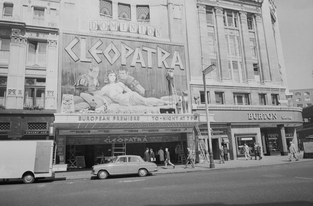 A frontal view of Dominion Cinema theatre on Tottenham Court Road hosting the European premiere of 'Cleopatra' in 1963
