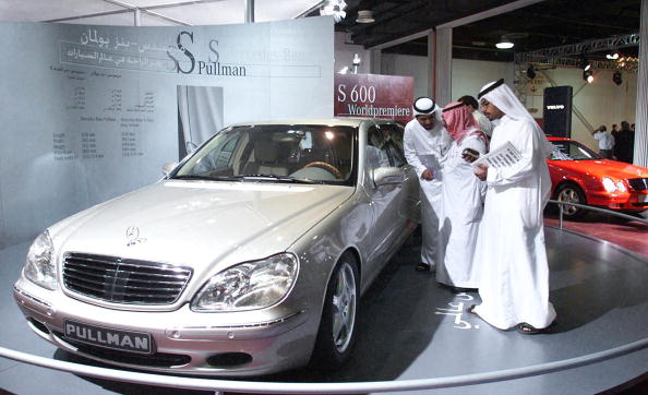 Emirati visitors to the 5th Dubai motor show get a close look to the newly launched Mercedes Benz S-class Pullman which was unveiled at a world premiere show in Dubai 10 November 1999.