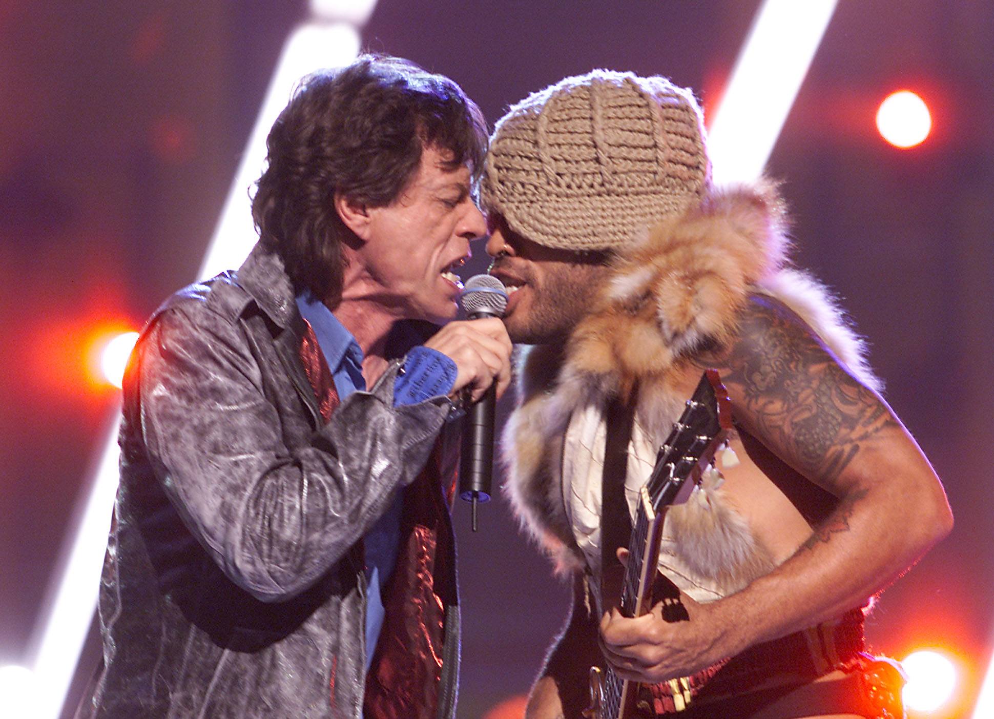 Mick Jagger and Lenny Kravitz perform in 2001